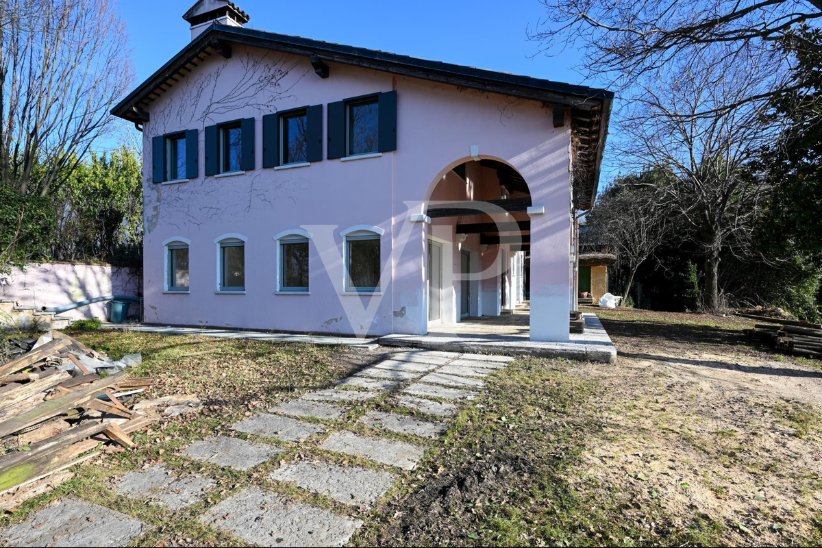 Elegant villa in a panoramic position