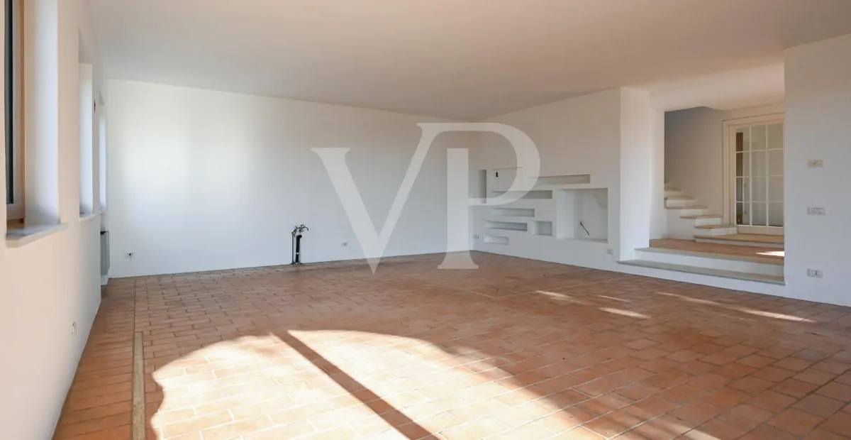 Elegante villa en una posición panorámica