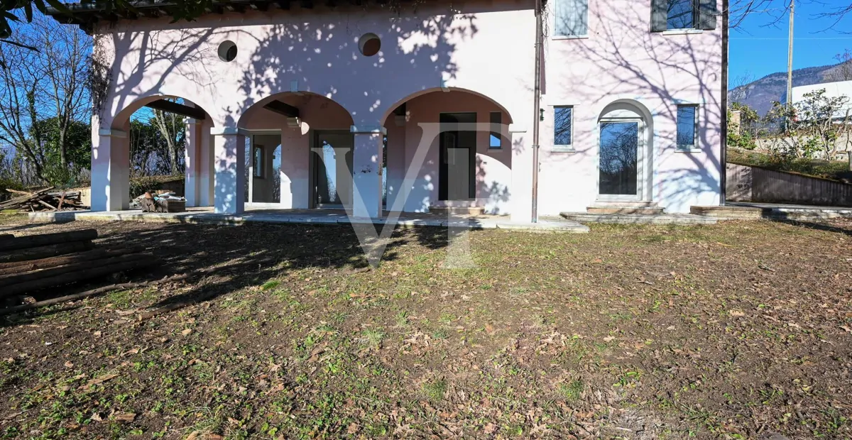 Elegante villa en una posición panorámica