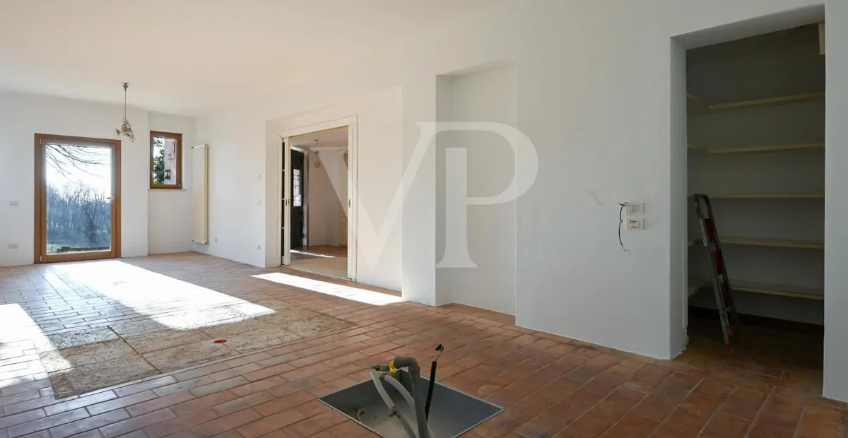 Elegante villa en una posición panorámica