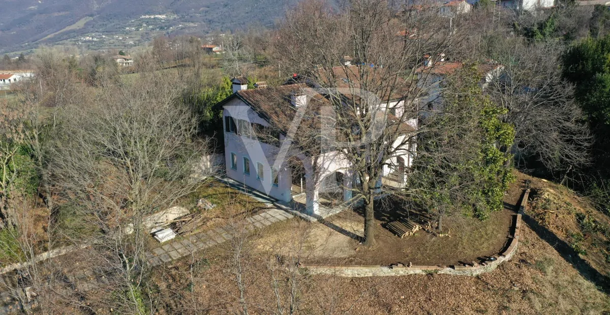 Elegante villa en una posición panorámica