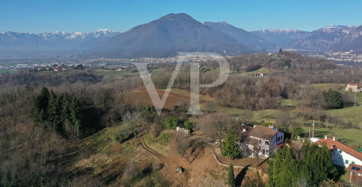 Elegante villa en una posición panorámica