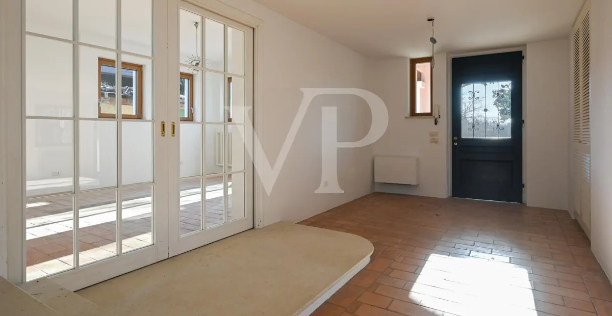 Elegante villa en una posición panorámica