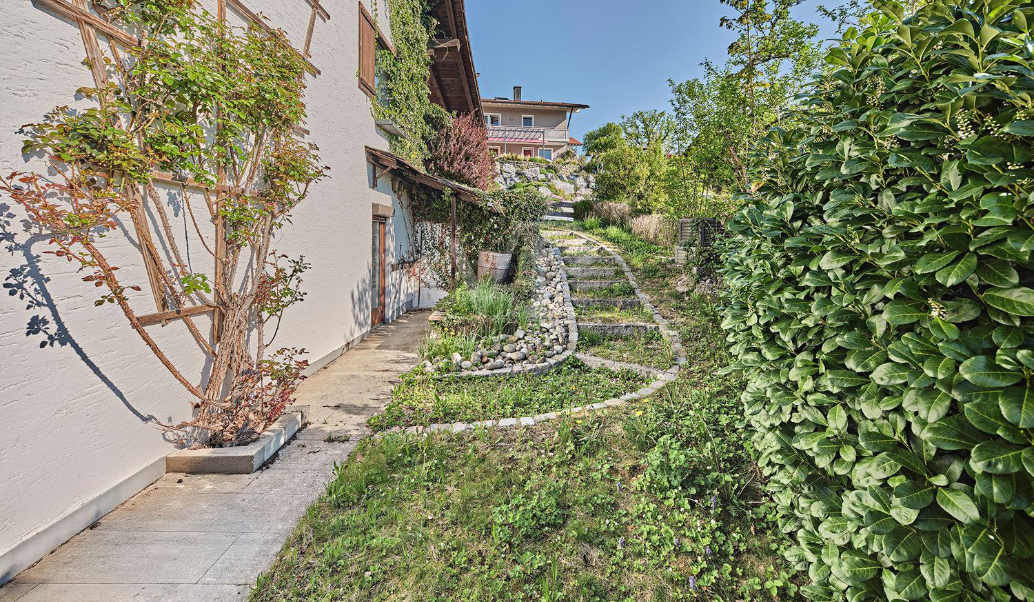angelegter Gartenbereich mit separatem Zugang