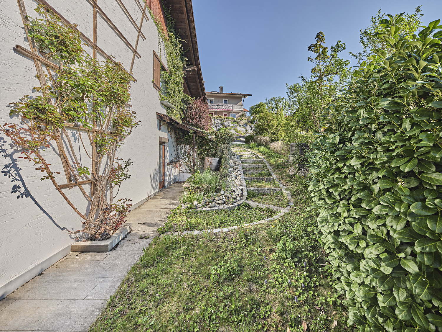 angelegter Gartenbereich mit separatem Zugang
