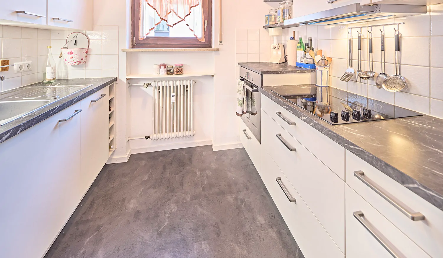 Helle Küche mit Fenster