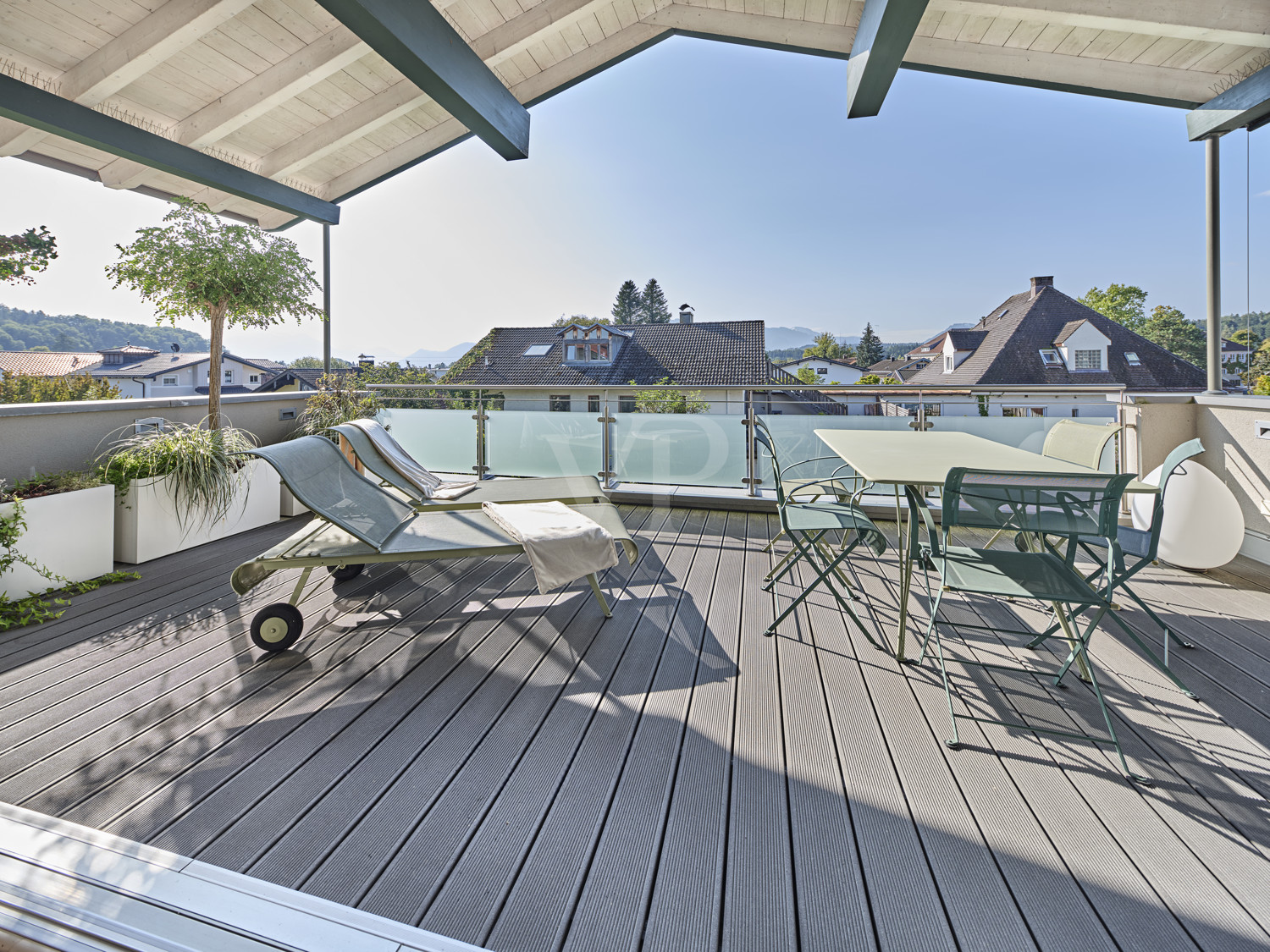 Großzügige Terrasse mit Südausrichtung und Bergblick