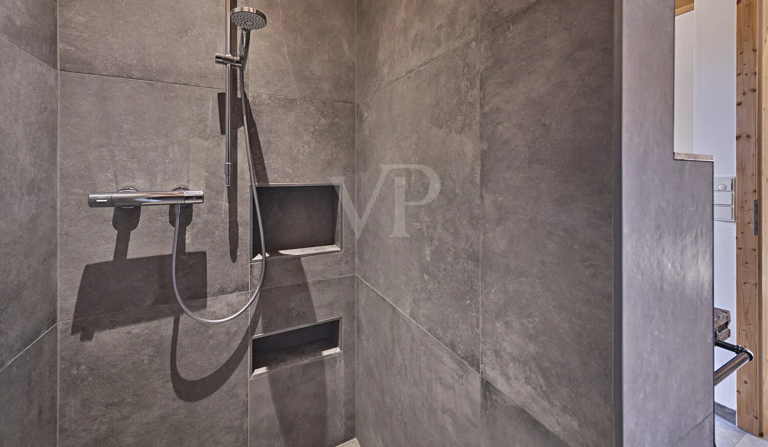 Duschbereich mit integrierten Ablagefächer EG