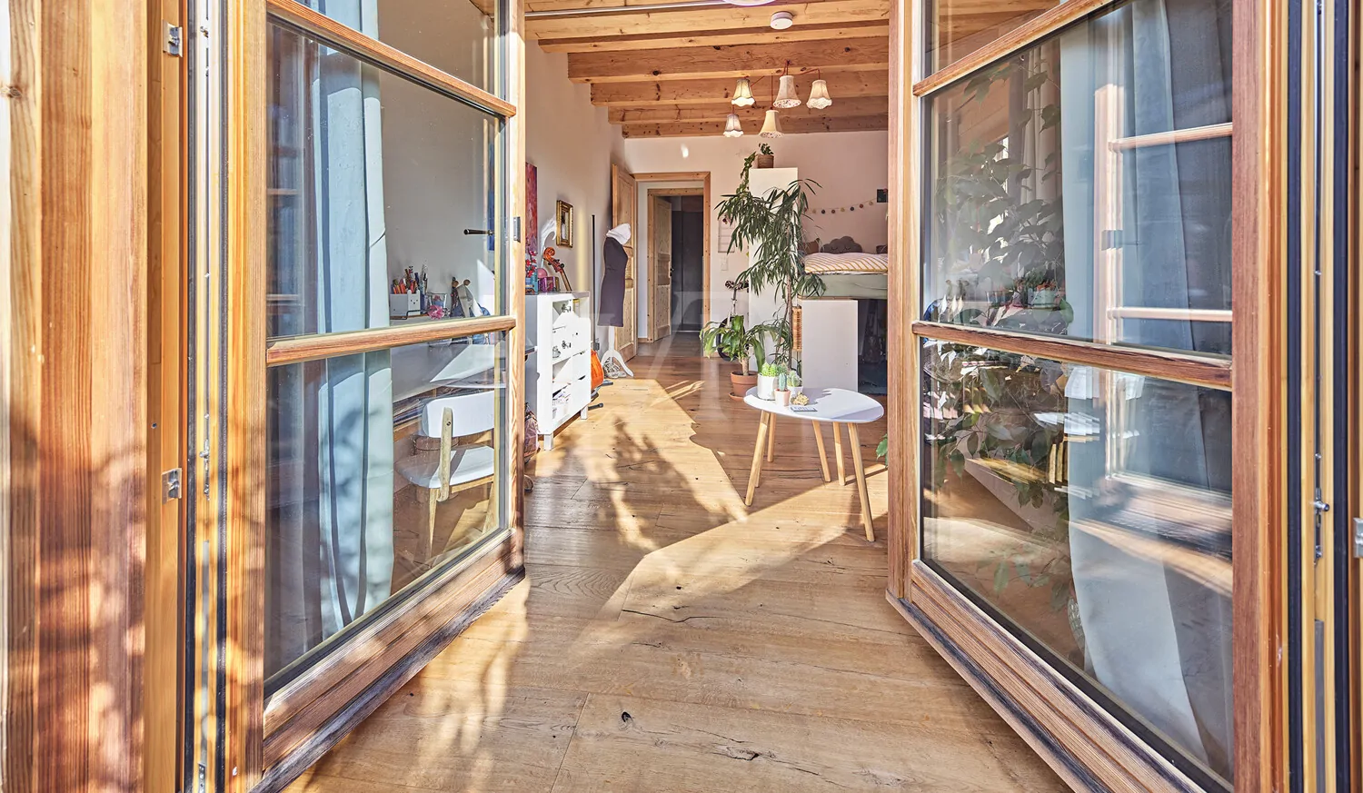 Bodentiefe Terrassenbereiche in den EG-Zimmern