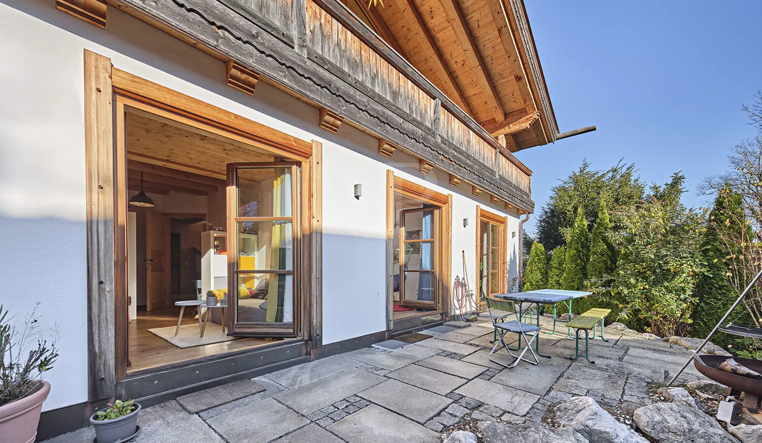 Terrassenansicht mit bodentiefen Ausgängen von den Zimmern