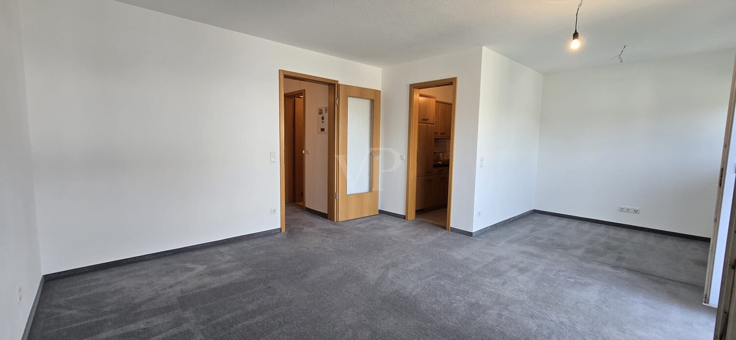 Blick zum Eingangsbereich und Küche