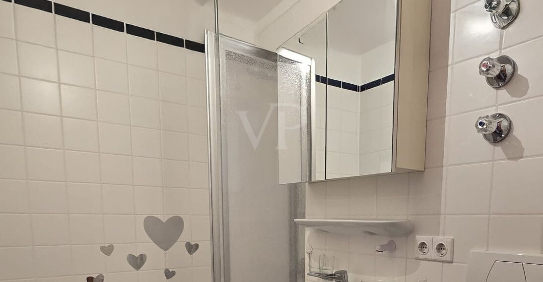 mit Spiegelschrank und Duschabtrennung