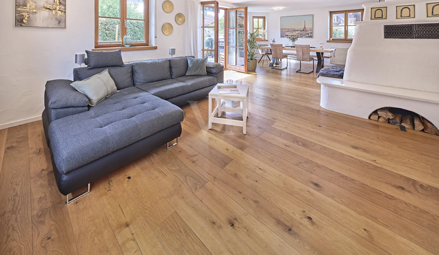 Wohnzimmer mit gemütlichem Kachelofen