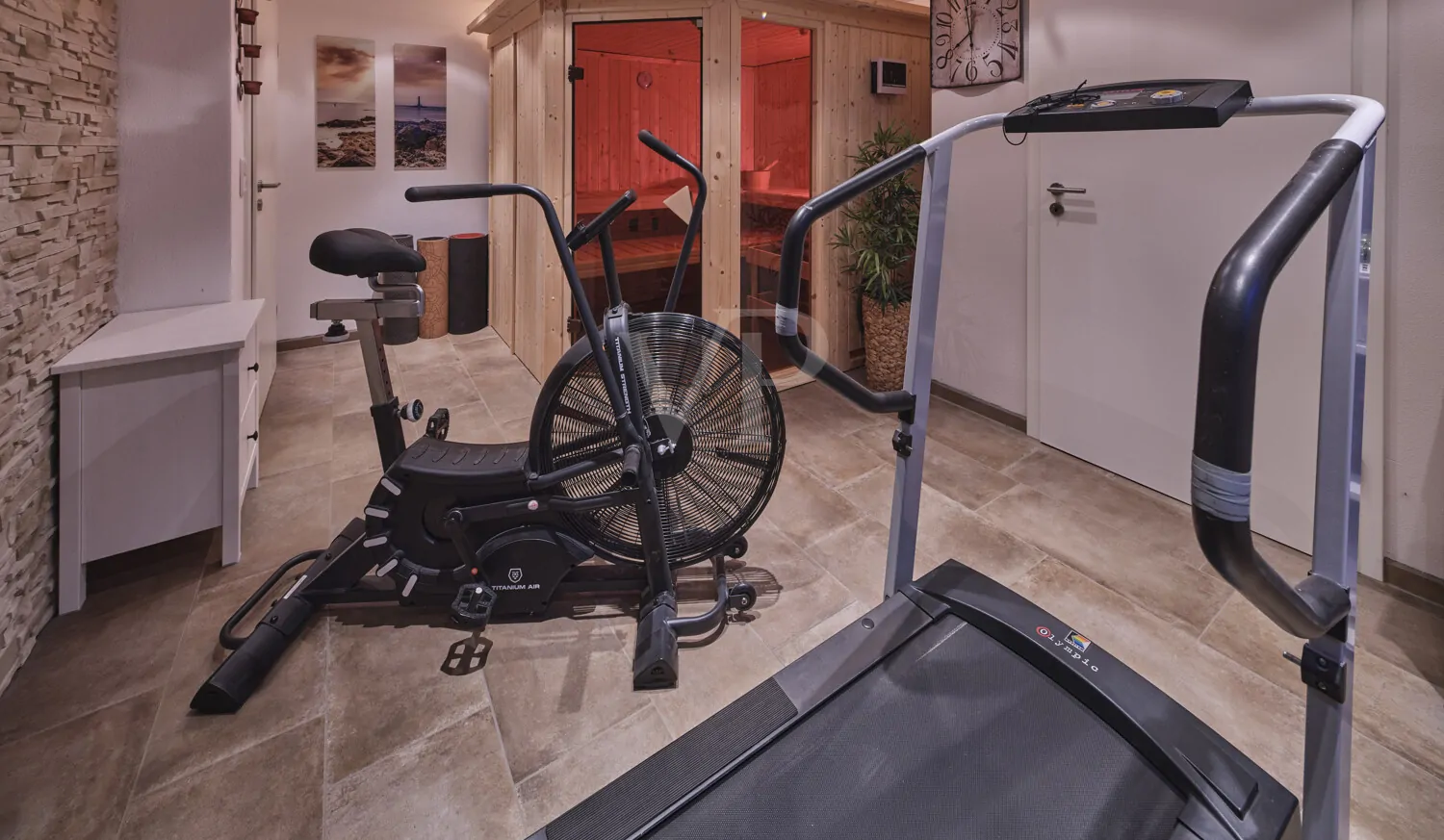 Fitnessbereich mit finnischer Sauna