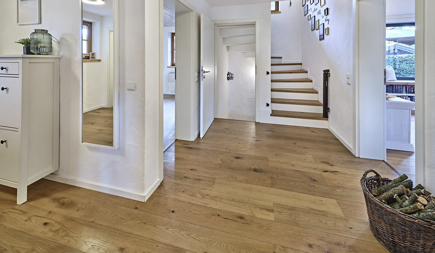 Flur mit Blick ins Treppenhaus