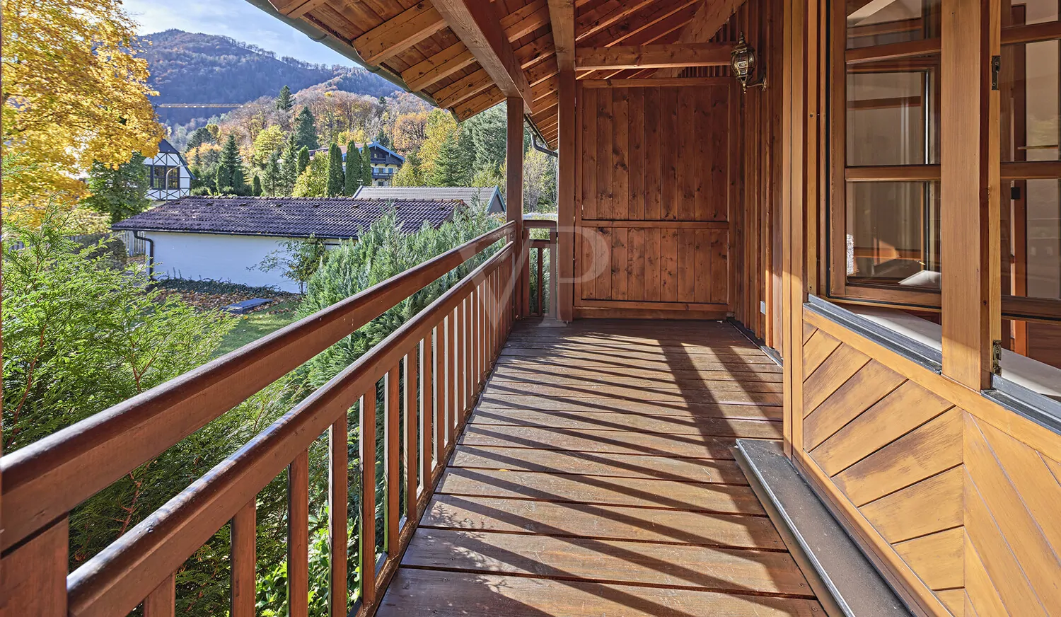 großer überdachter Südbalkon