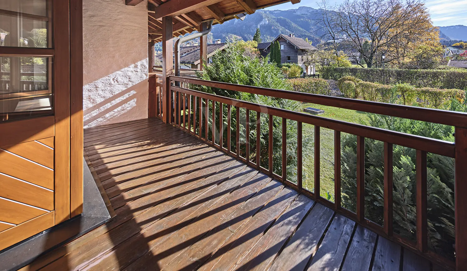 großer überdachter Südbalkon