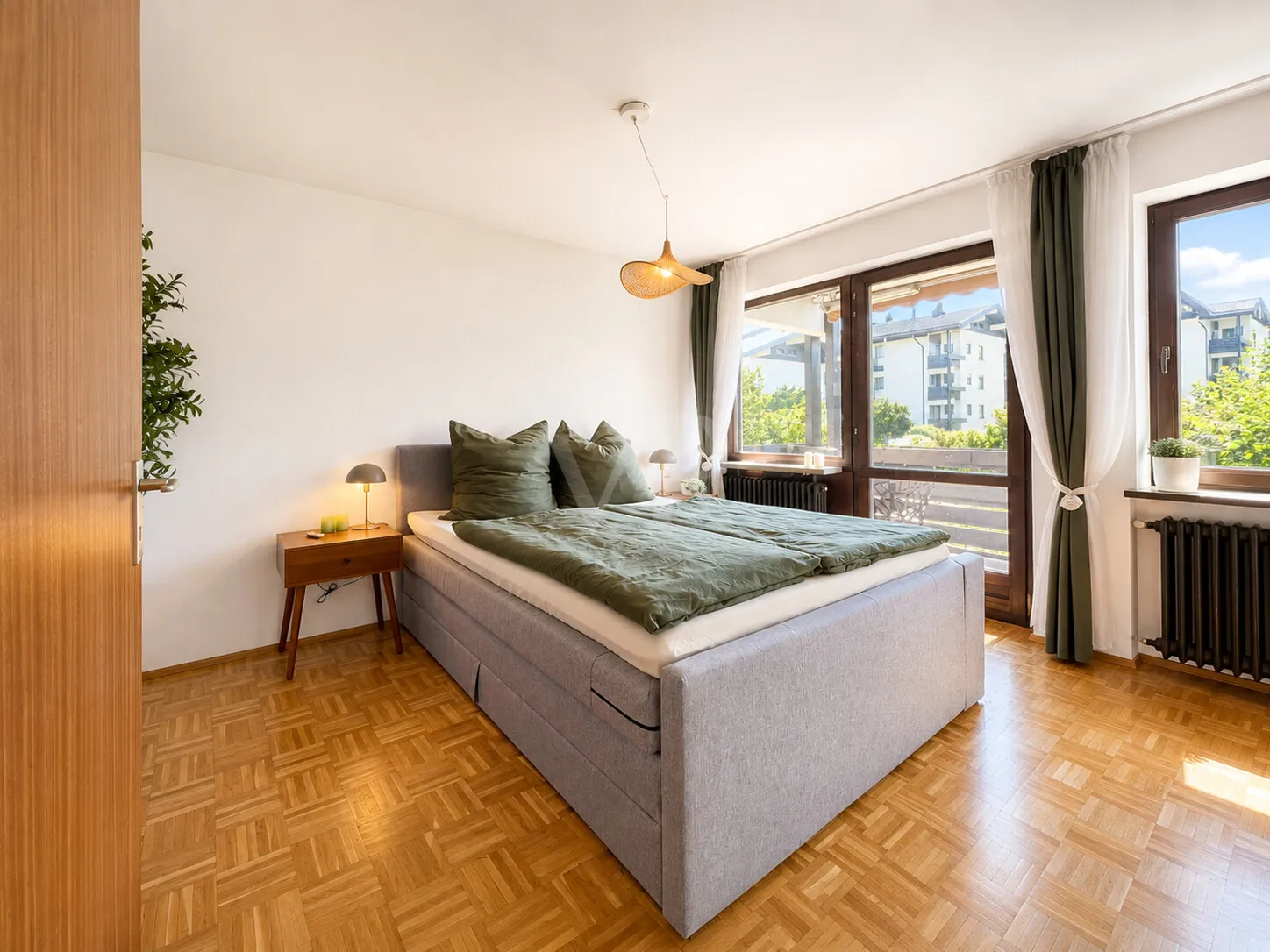 Schlafzimmer mit Balkonzugang
