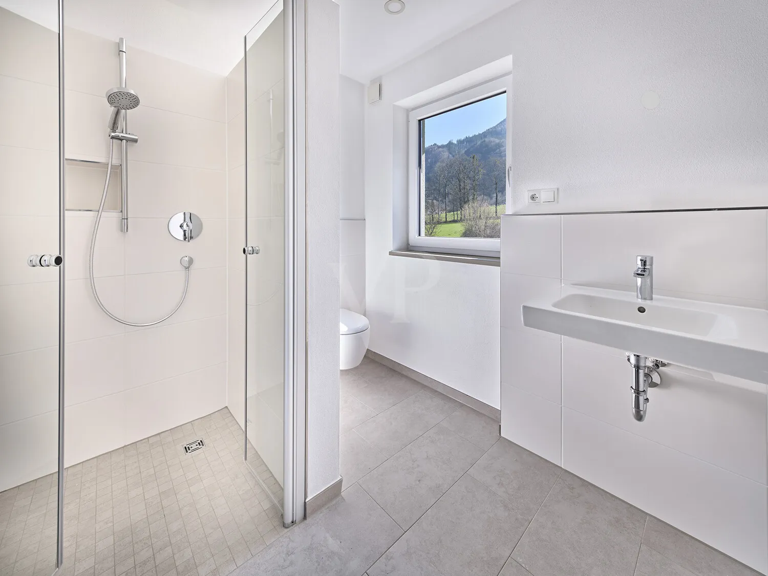 Badezimmer mit Blick ins Grüne