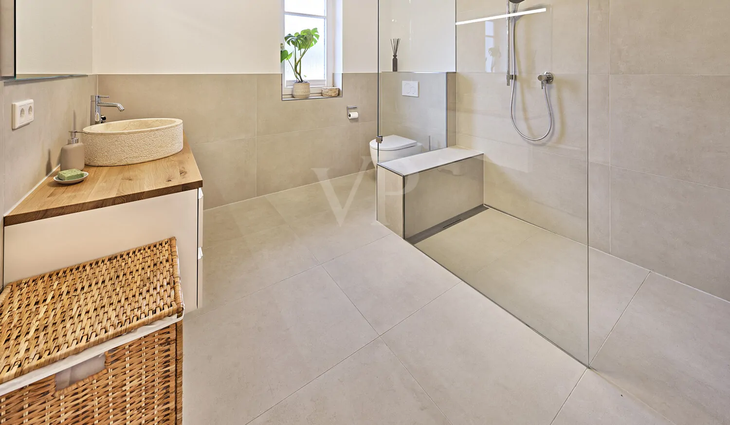 Badezimmer mit Fenster