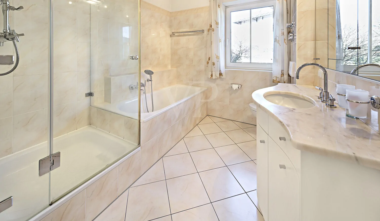 Badezimmer mit Tageslichtfenster