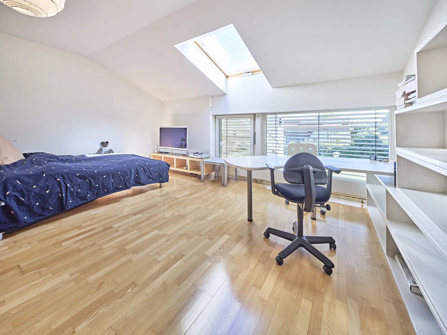 Schlafzimmer mit Dachfenster