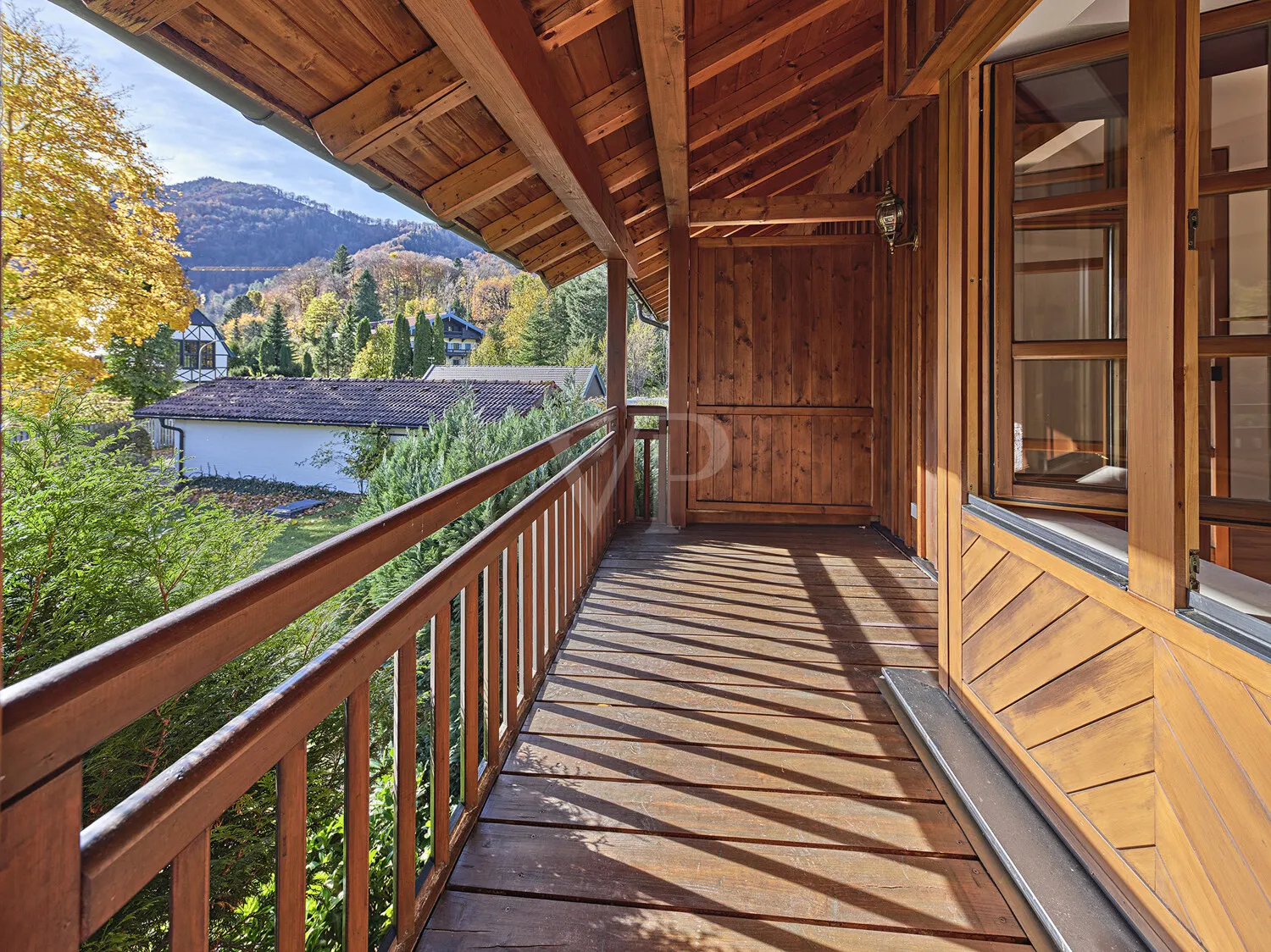 großer überdachter Südbalkon