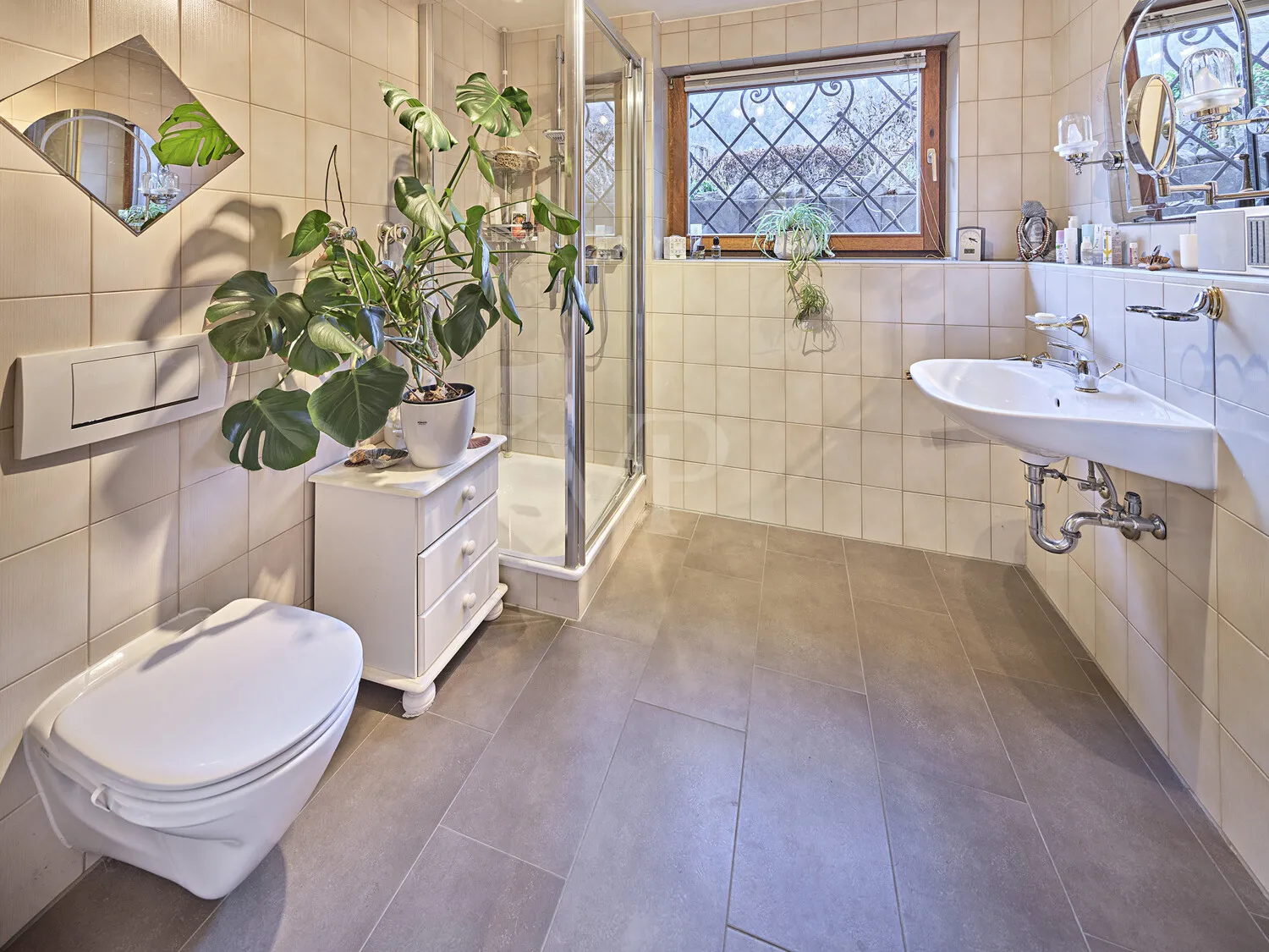 Badezimmer mit Dusche, WC und Waschbecken im UG