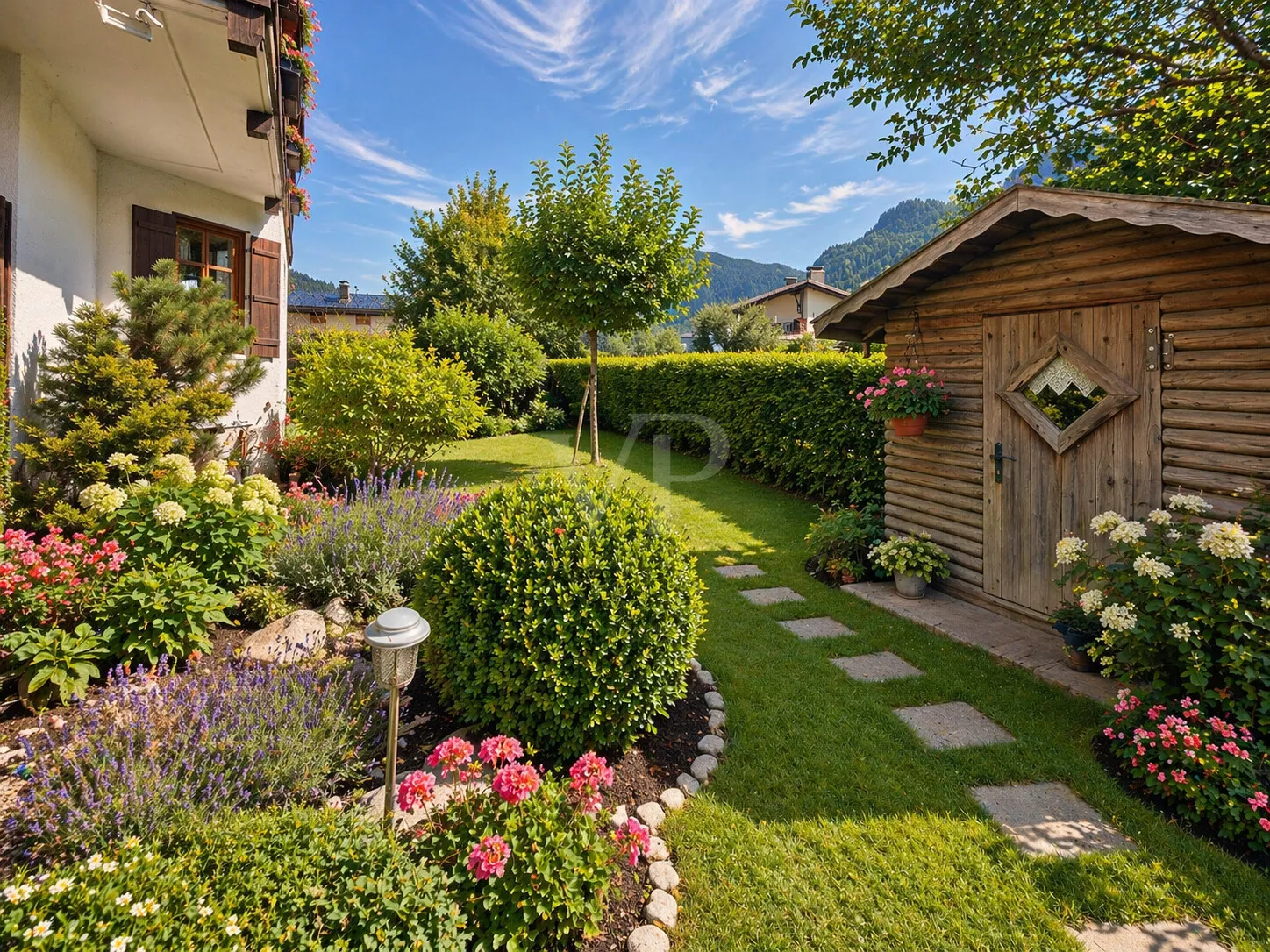Garten mit Bergkulisse