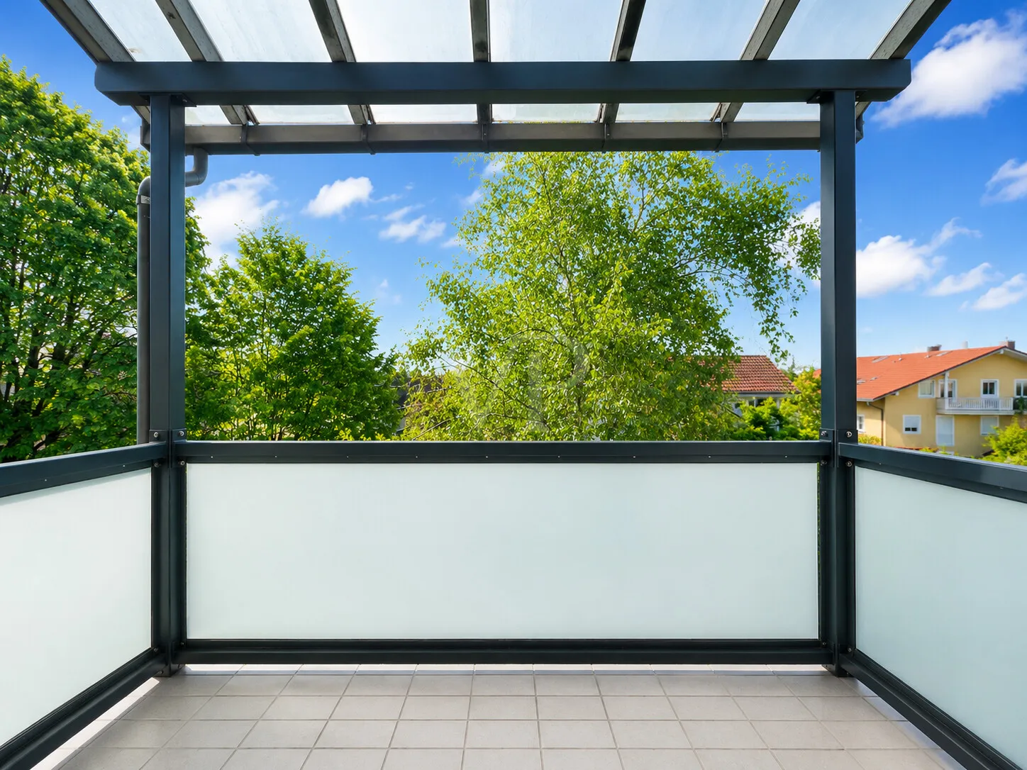 Überdachter Südbalkon