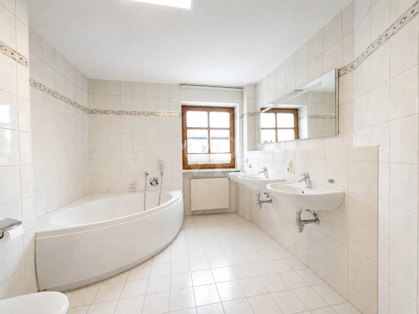 ein Badezimmer von zwei