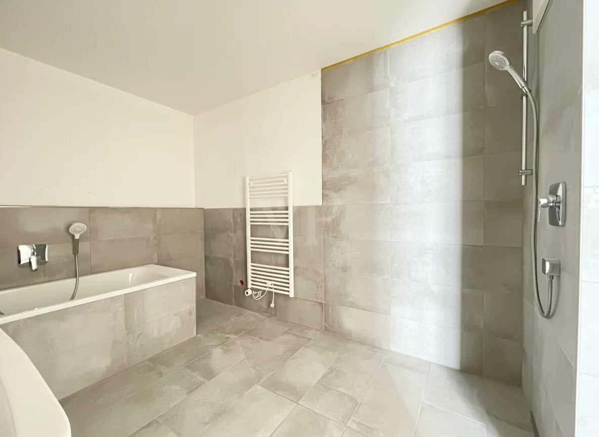 mit Badewanne und Dusche