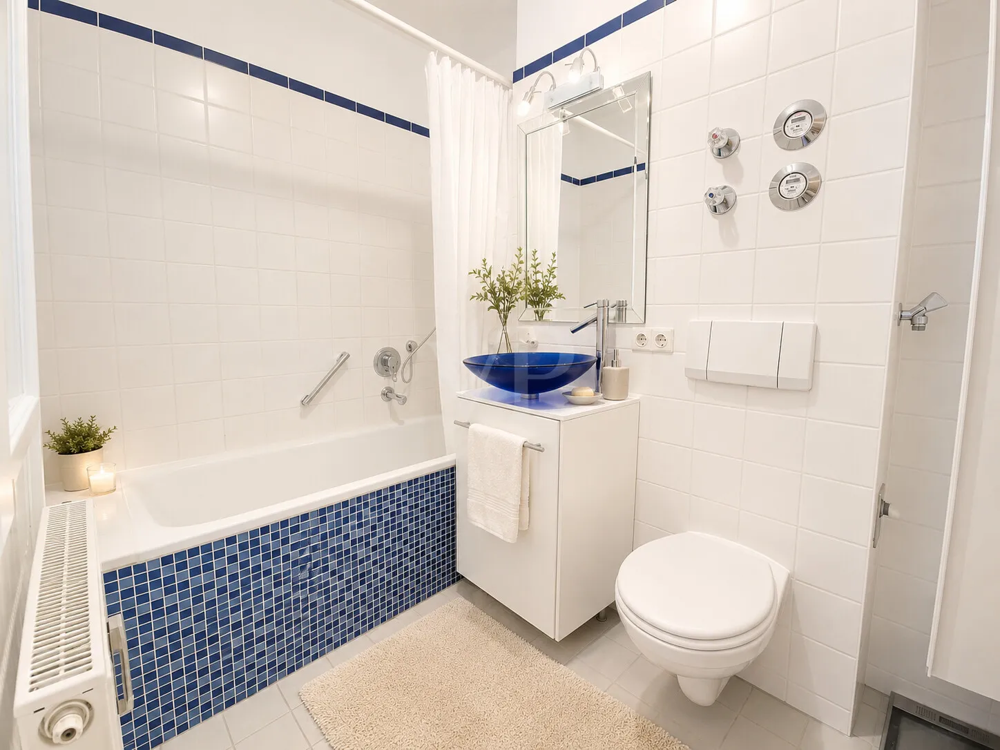 Badezimmer mit Badewanne, Waschbecken, WC