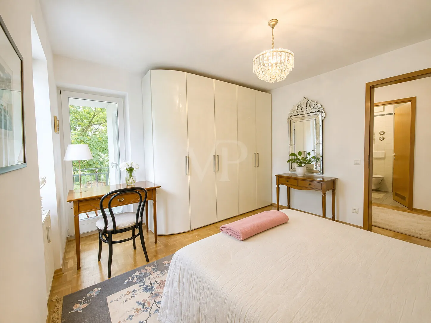 Schlafzimmer mit Ausgang zur Loggia