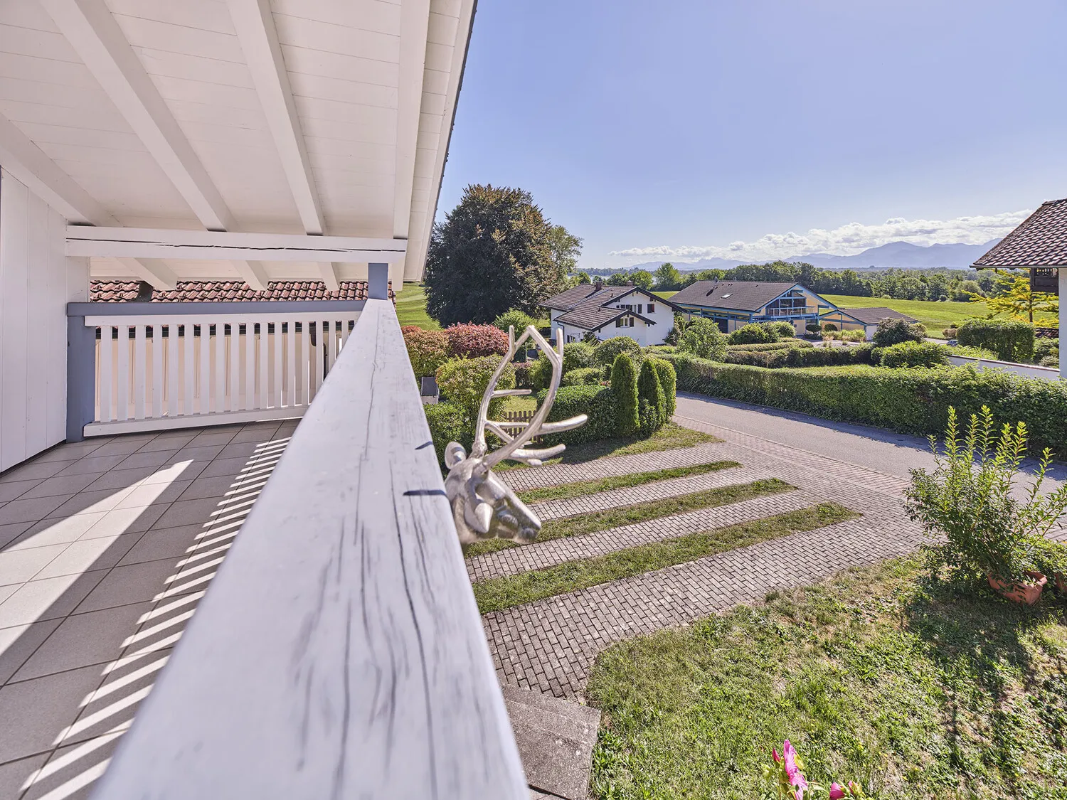 überdachter Balkon mit Bergblick