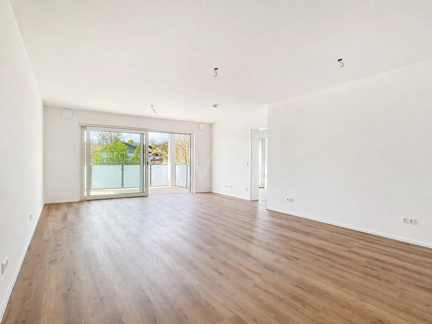 Wohnzimmer mit Zugang zum Balkon