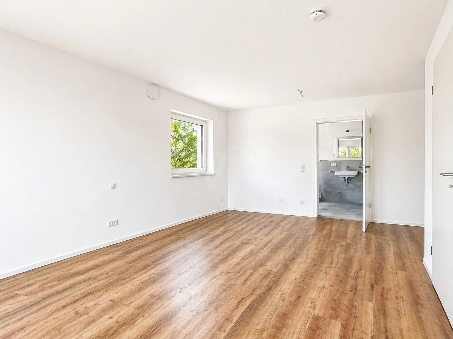 Schlafzimmer mit Zugang zum Badezimmer