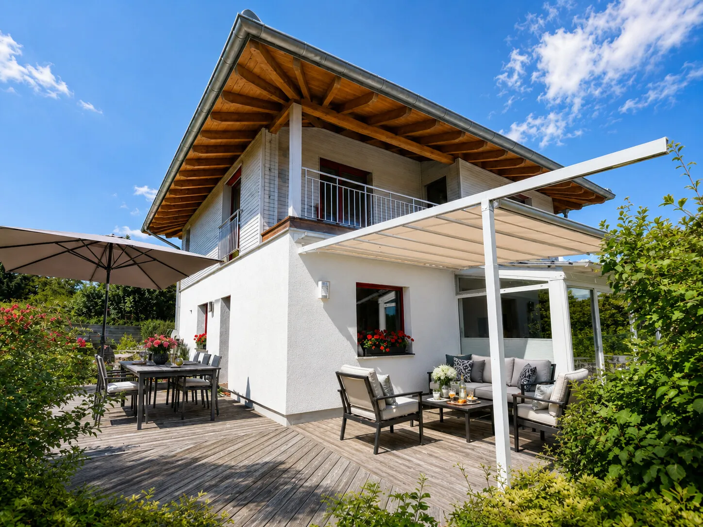 Teils umlaufende Südterrasse - Möbliert mit KI