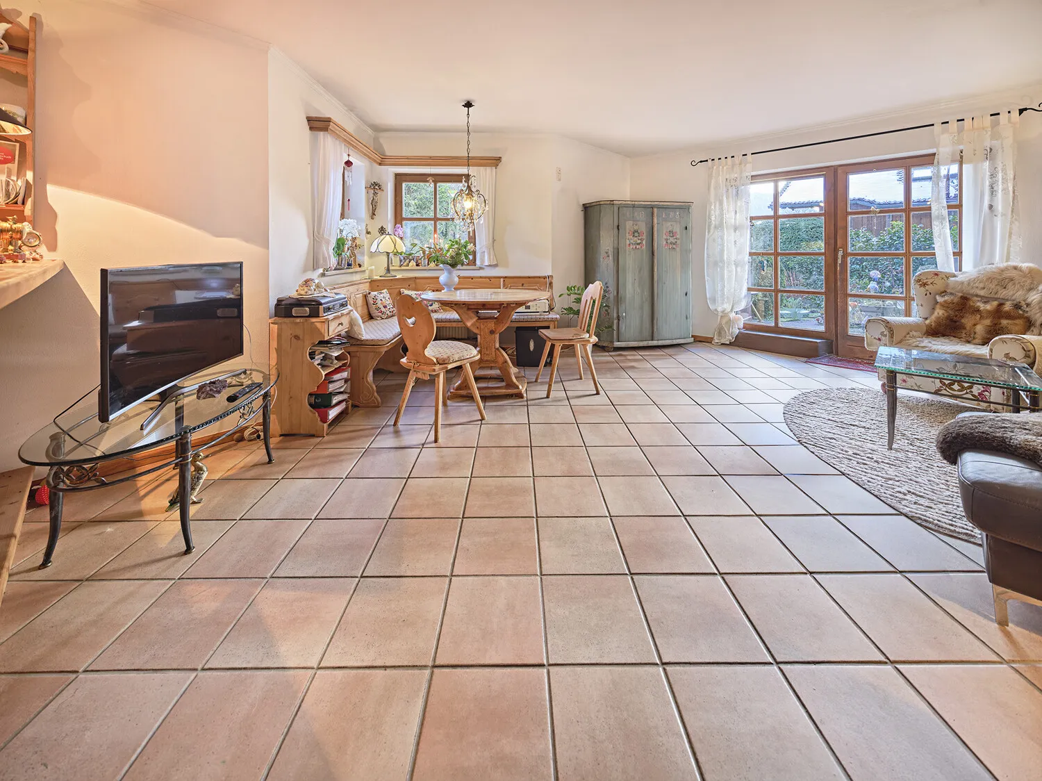 Wohnraum mit Zugang zum Garten