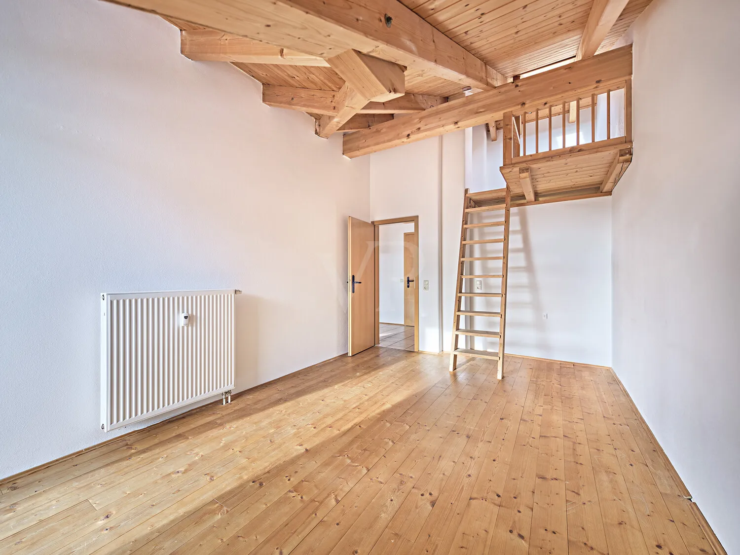1. Schlafzimmer mit Empore und Balkonzugang
