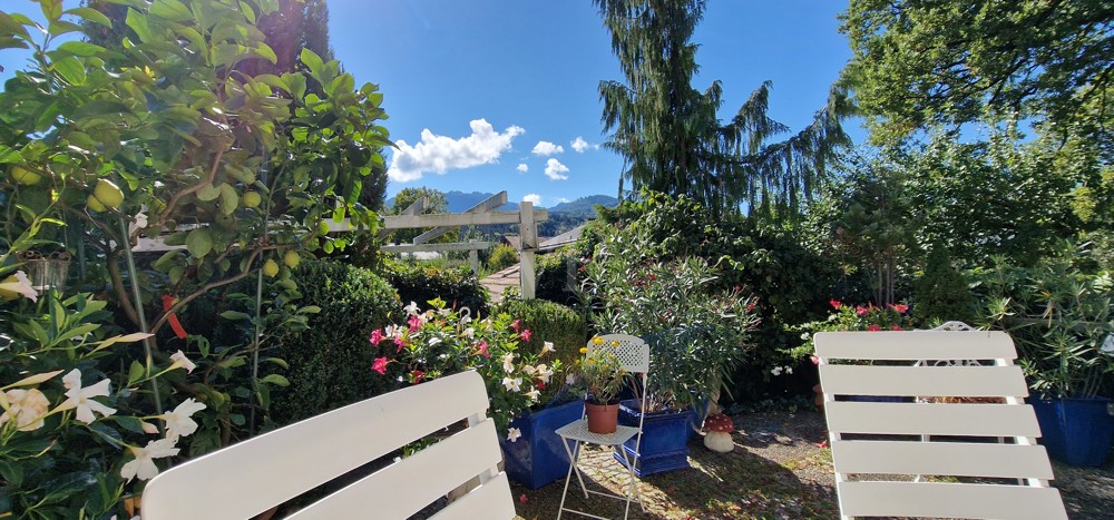 Chillen auf der Terrasse mit Kampenwandblick