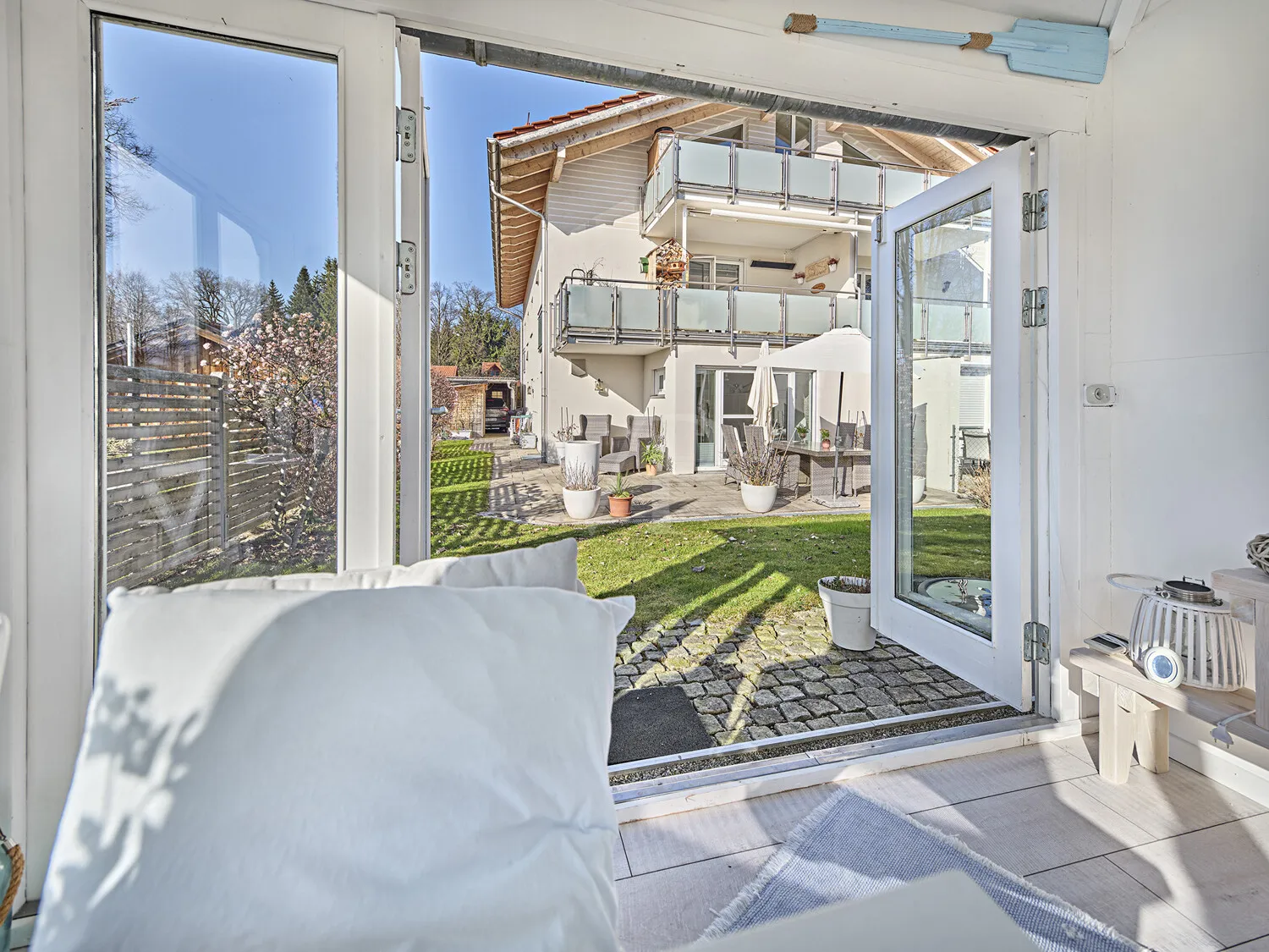 EG Wohnung - Blick von Pavillon in Garten