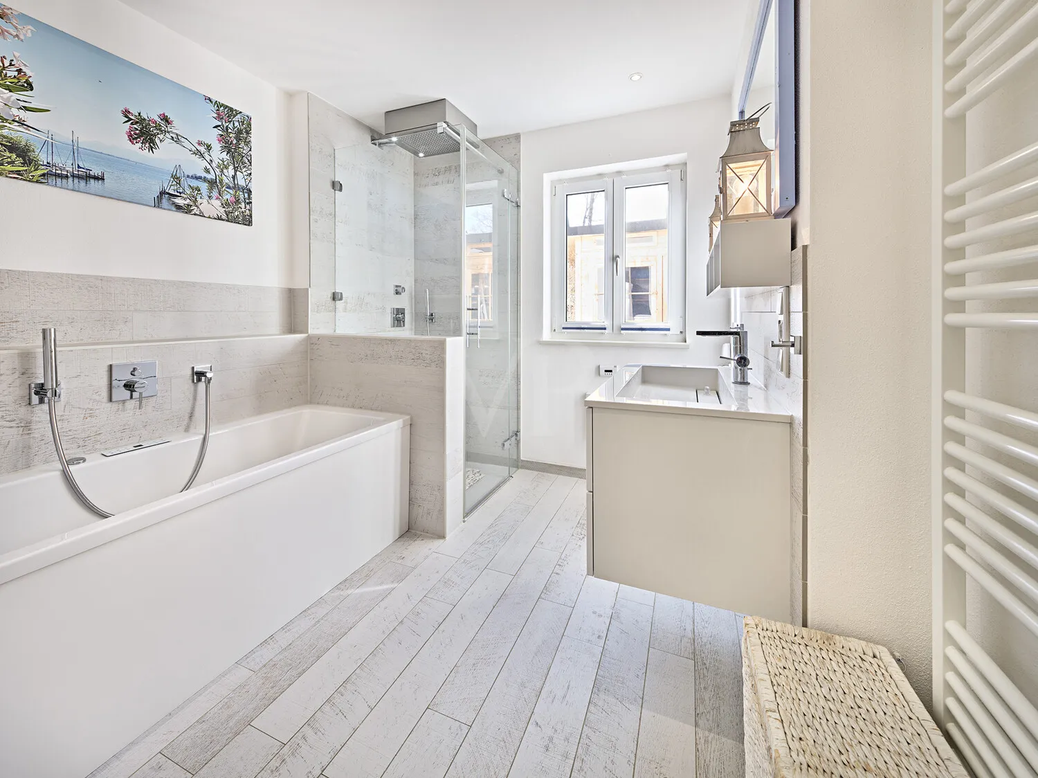 ... mit Whirl Pool - Badewanne & Dusche