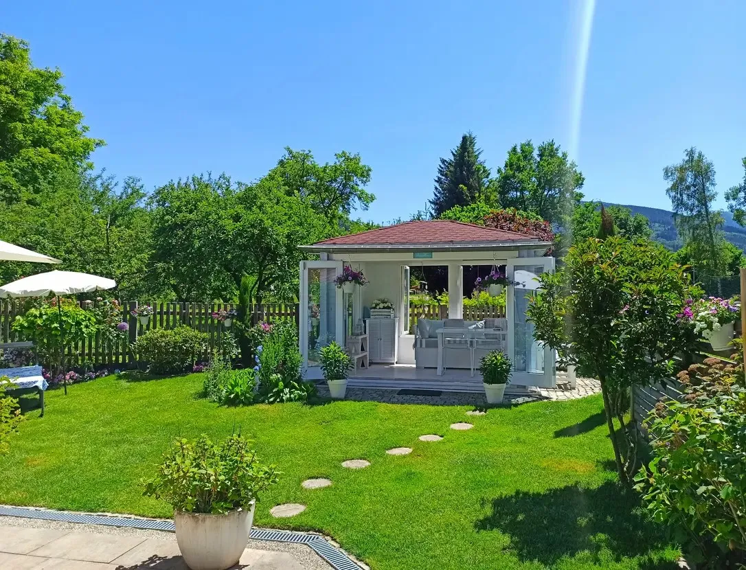 Gartenpavillon im Sommer