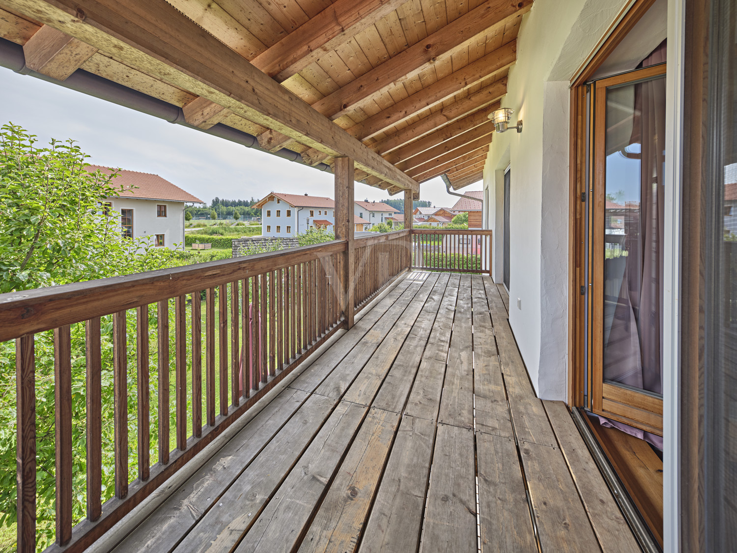 großzügiger überdachter Südbalkon