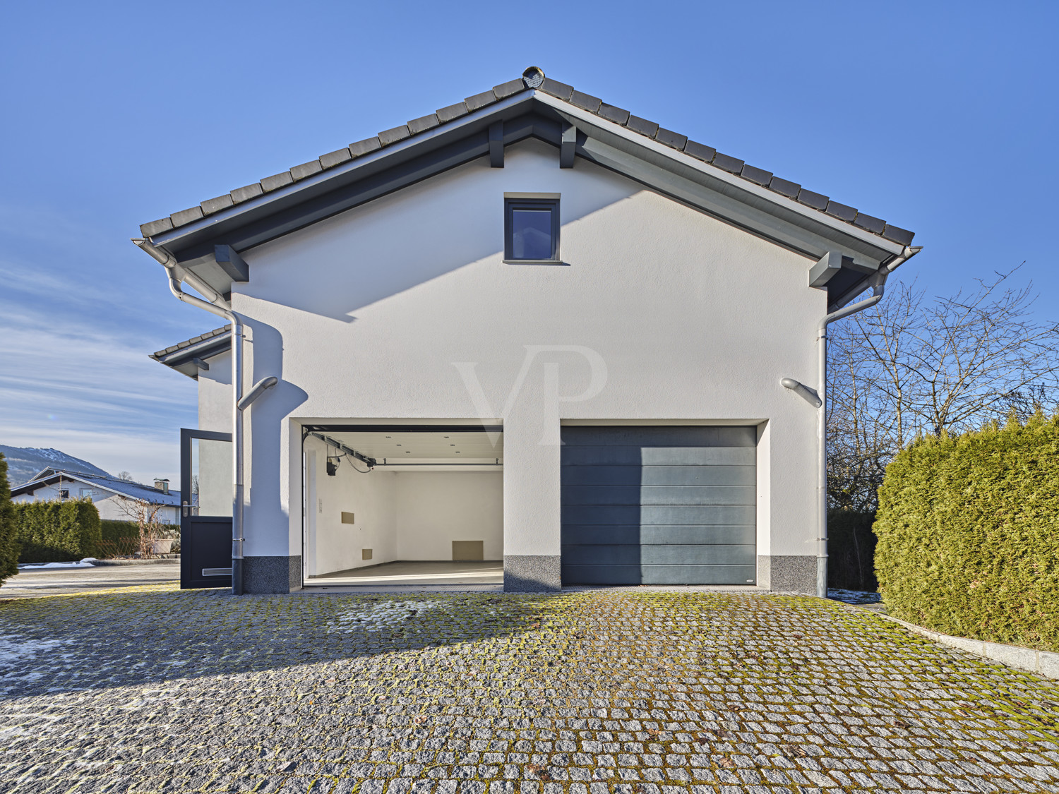 Garagenanbau mit Stellplatzfläche vor Garagen