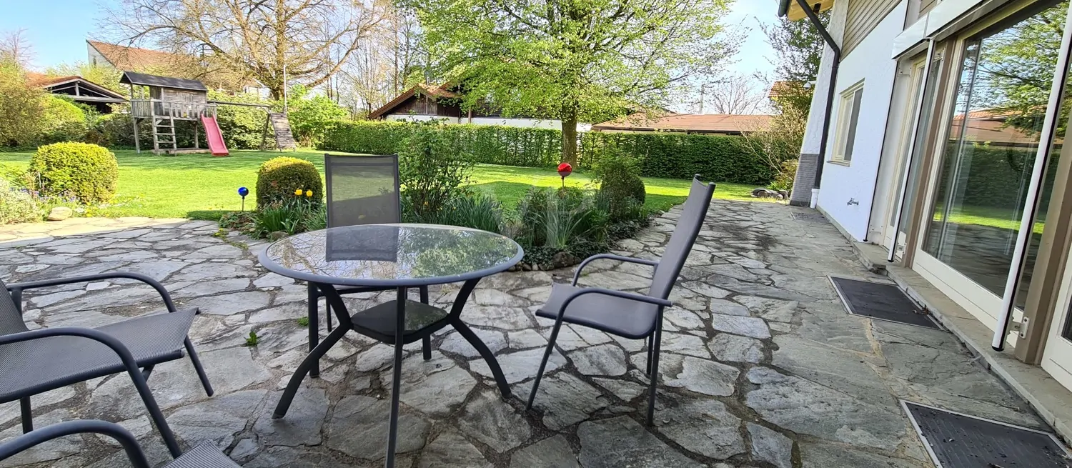 Blick in Garten von Terrasse