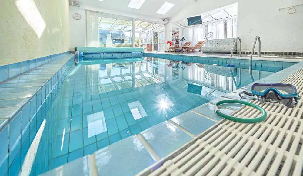 Wellnessbereich - Indoorpool mit Gegenstromanlage