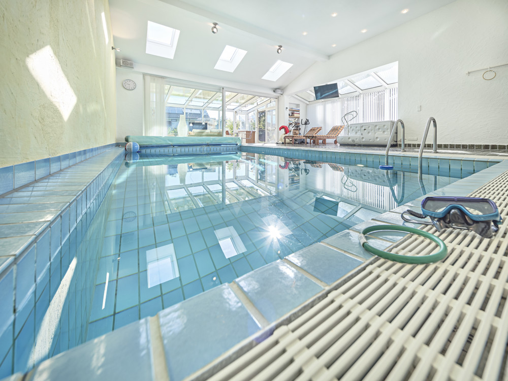 Wellnessbereich - Indoorpool mit Gegenstromanlage