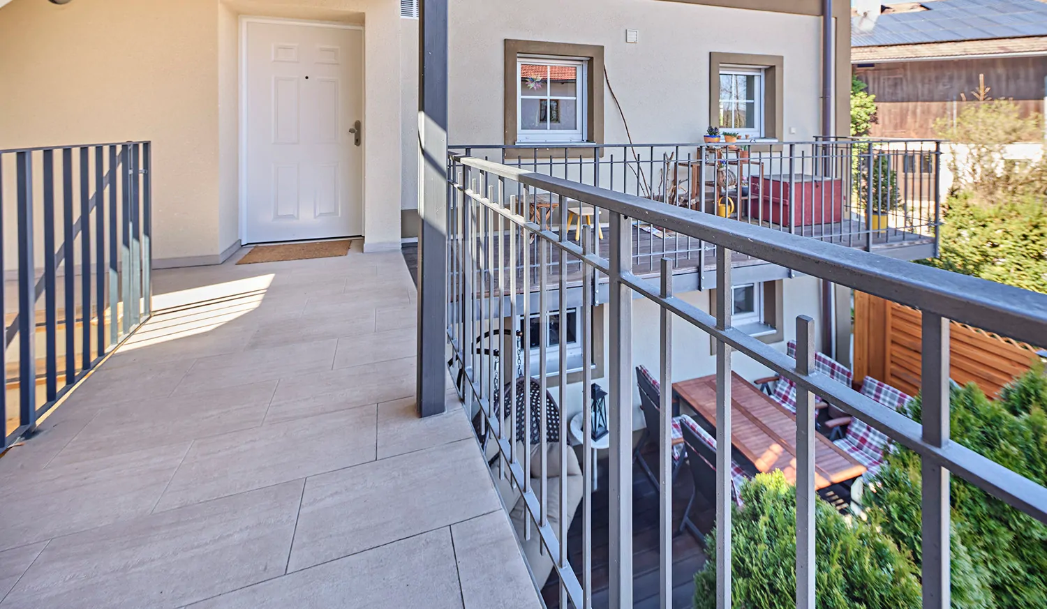 Eingangsbereich mit zusätzichem Außensitzplatz/Terrasse 1. OG